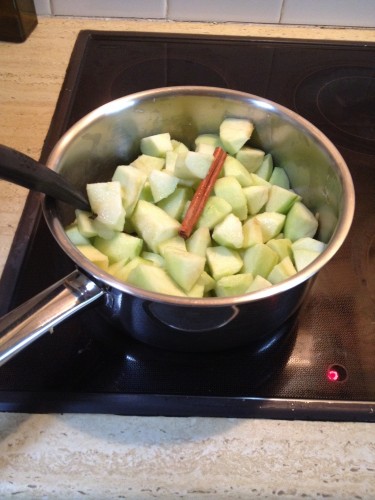 Cooking the apples with the spices