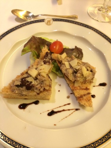 Appetiser:  Artichoke and Olive Bruschetta.  I didn't like this.  The bruschetta was very soft.  
