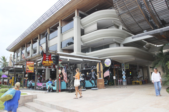 Le Mirage Plaza with the Beach Rock Cafe
