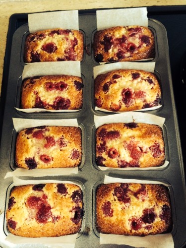 Individual raspberry and almond cakes 