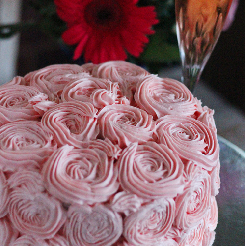 A cake of roses