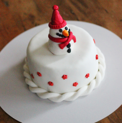 A snowman cake