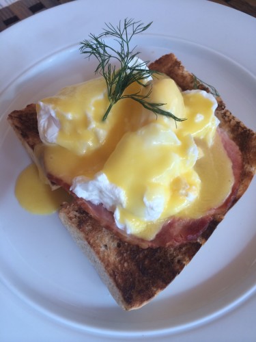 Eggs Benedict: 1200 vt or about AUS$15.00