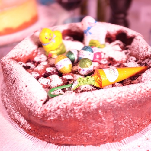 Cake dusted with icing sugar and decorated with Easter eggs
