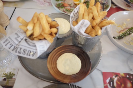 Hot chips with aioli