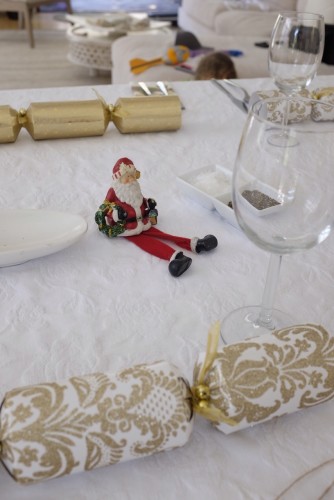 No flowers, but a little santa to decorate the table 