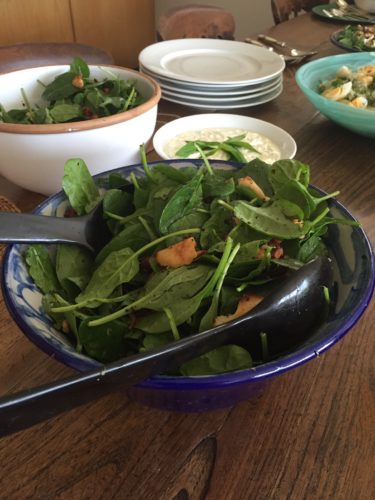 Spinach and pita bread salad 